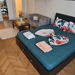 Piata Romana Zone 아파트